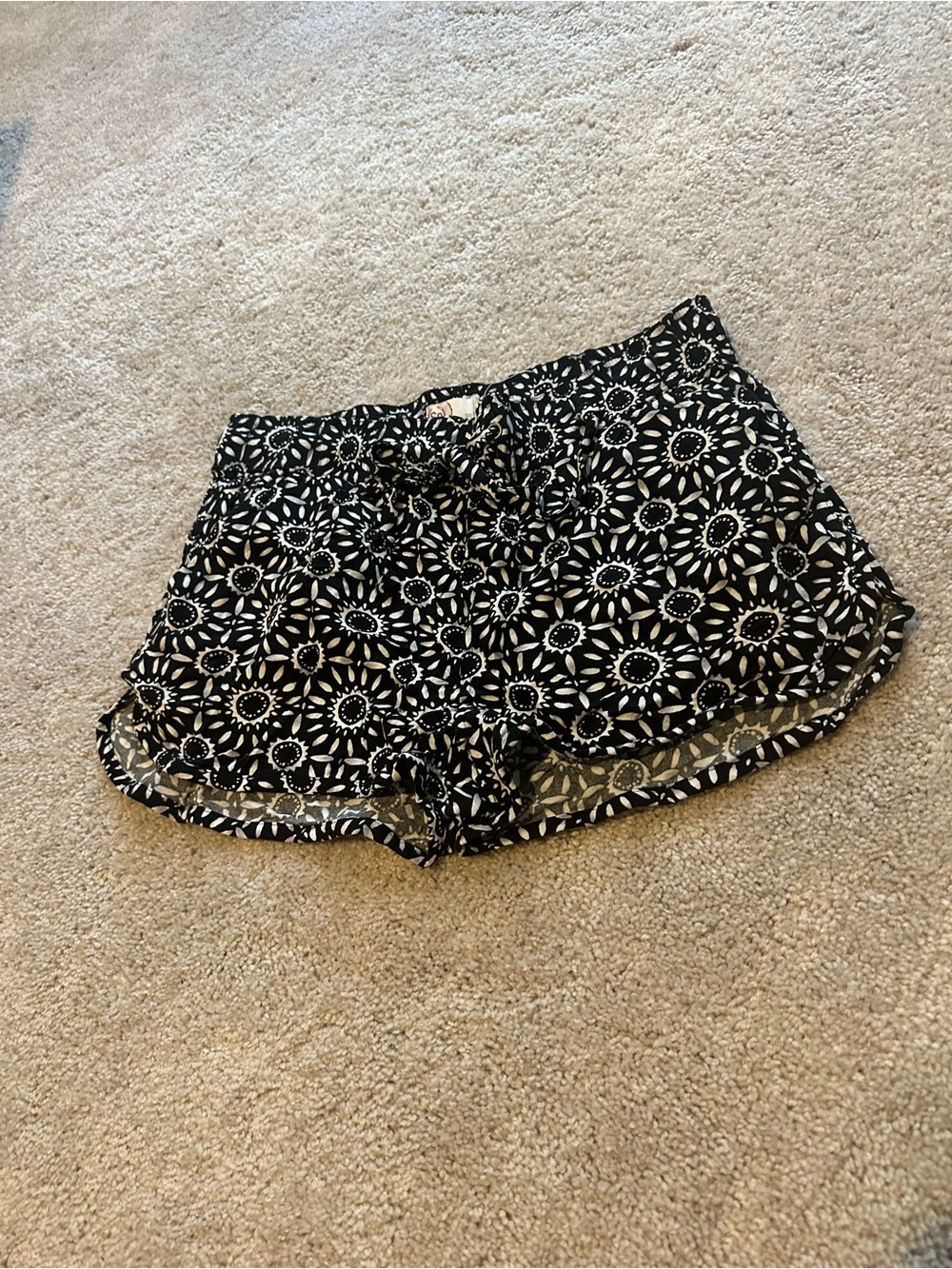 SO Black & White Floral Print Women’s Shorts Medium